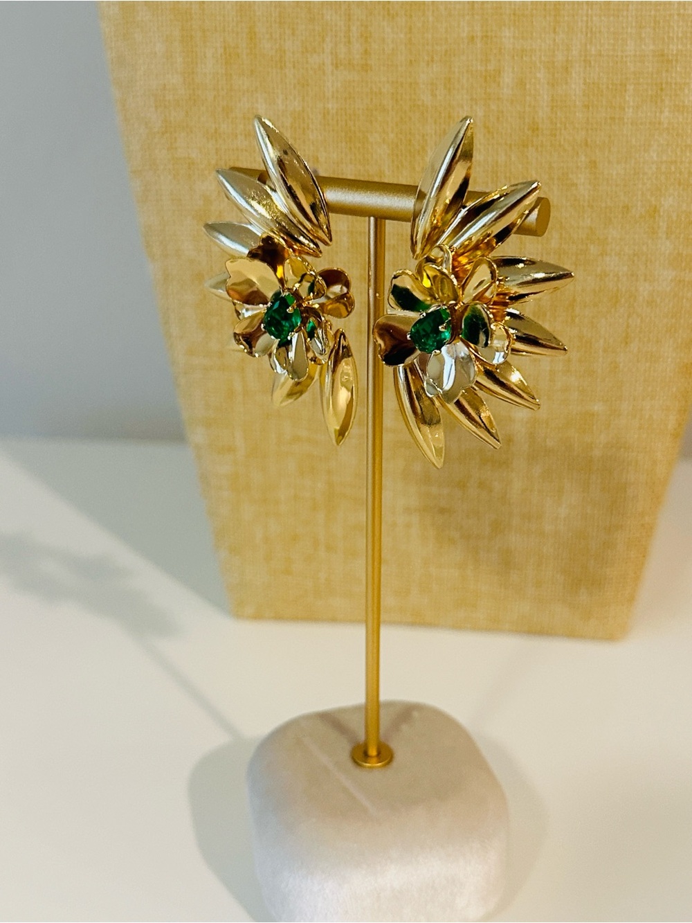 Fashion Jewelry Gold Floral Stud Statement Earrings with Green Stones